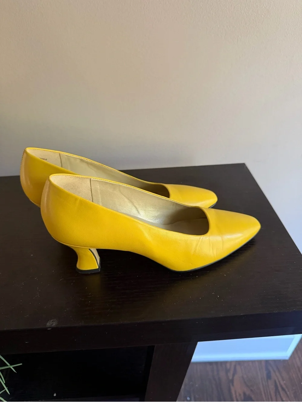 Nine West leather pointed-toe pumps featuring a distinctive flared kitten heel.